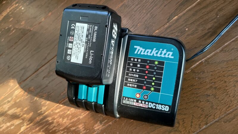 マキタのおすすめコードレス掃除機 CL182FDZW バッテリー充電