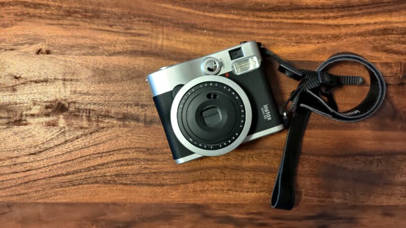 チェキ instax mini90 レビュー | 多機能でクラシックなチェキカメラ